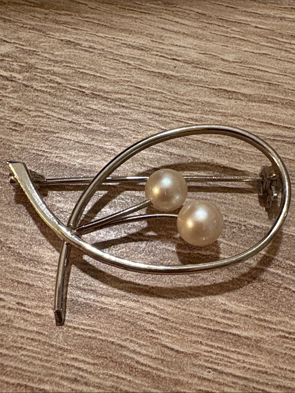 Vintage sterling brooch with real freshwater pearls